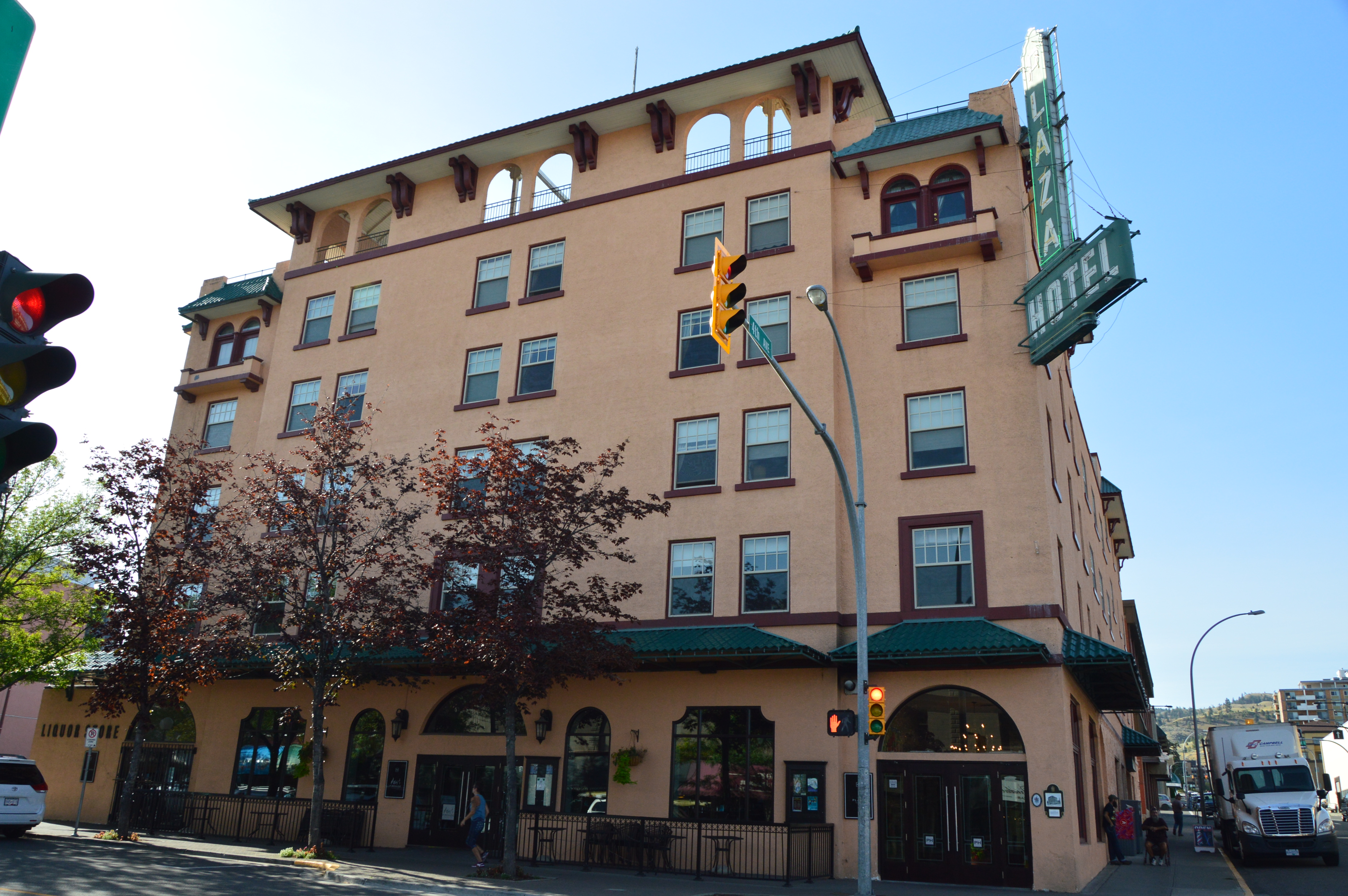 405 VICTORIA ST.jpg